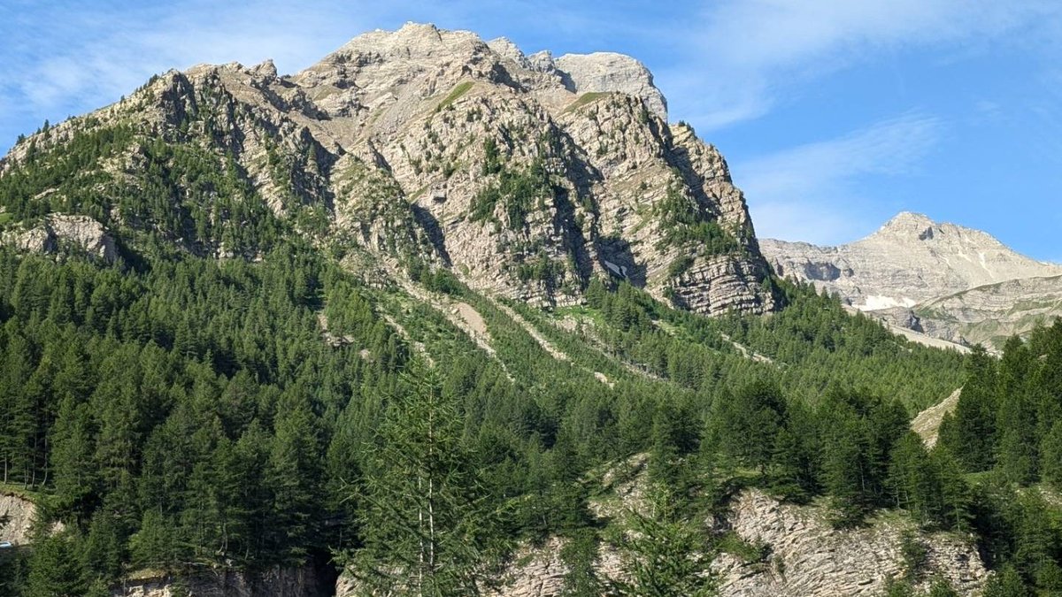 Scot_climber's tweet photo. 📍Col de la Cayolle, France (2326m) was final alpine pass of the holiday and from there we descended to Nice, 130km to the south.  The pass sits on the border of the Alpes-Maritimes and Alpes de Hautes Provence. A narrow exposed road leads to the col making a challenging drive! https://t.co/gI8U6fvIyd
