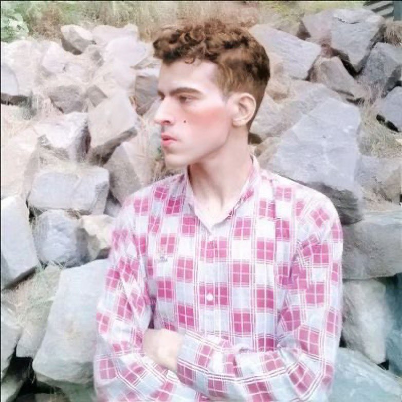 __chib1's tweet image. Ur a well known larp is what u are, probably from iok since u call yourself ‘pahaDi’ 
Ajeeb guy’s hair &amp;amp; skin complexion change with every pic u not a chameleon bro😂