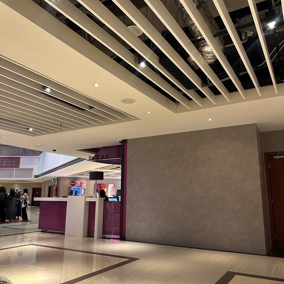 📍百老匯一層photozone旁休息區