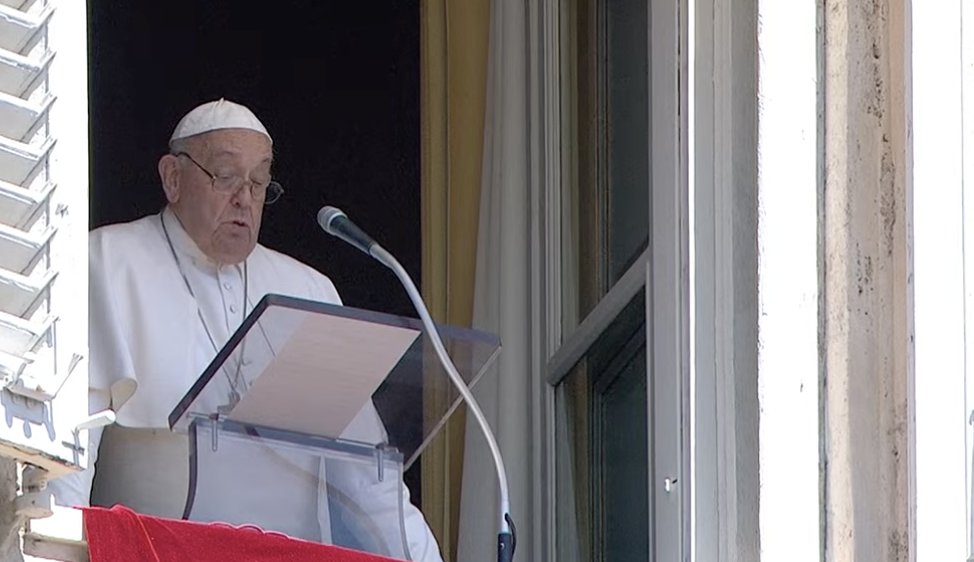matteomatzuzzi's tweet photo. 🔴 Papa all'Angelus: "Non sia abolita alcuna Chiesa cristiana. Le Chiese non si toccano!"

"Pensando alle norme di legge adottate di recente in Ucraina, mi sorge un timore per la libertà di chi prega. Chi prega veramente, prega sempre per tutti. Non si commette il male perché si prega. Se qualcuno commette un male contro il suo popolo, sarà colpevole per questo, ma non può avere commesso il male perché ha pregato. Si lasci pregare chi vuole pregare in quella che considera la sua Chiesa. Non sia abolita direttamente o indirettamente alcuna Chiesa cristiana. Le Chiese non si toccano!"