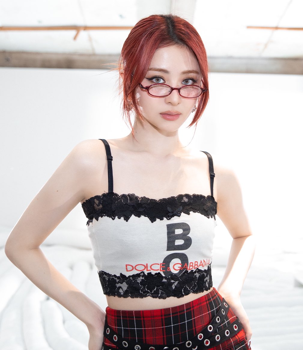 ynjncentric's tweet image. save office siren yunjin.... save me.... 

#HUHYUNJIN #허윤진 #LE_SSERAFIM #르세라핌