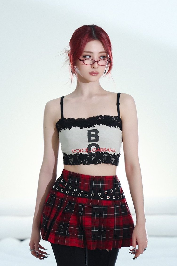 ynjncentric's tweet image. save office siren yunjin.... save me.... 

#HUHYUNJIN #허윤진 #LE_SSERAFIM #르세라핌