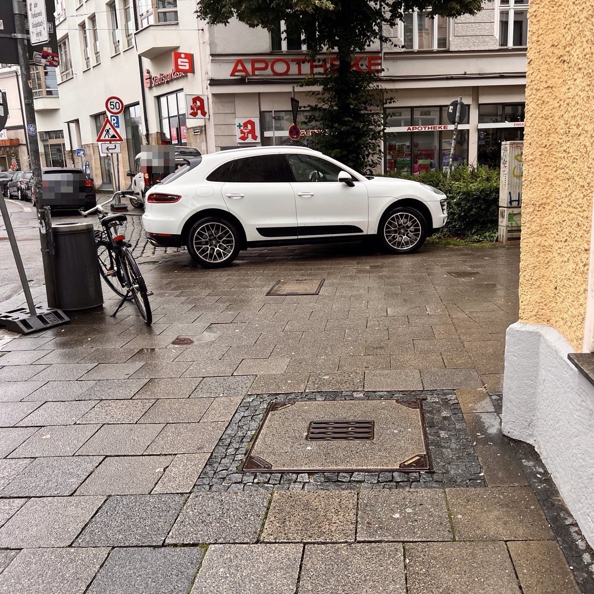 Für Rollstuhlfahrer und Menschen mit Rollator ist es kaum noch möglich, die Straße sicher zu überqueren. Falschparker in der Müllerstraße, Ecke Hans-Sachs-Straße München 
#falschparker #münchen #gehwegparker #runtervomGehweg #allesistparkplatz #rücksichtslos