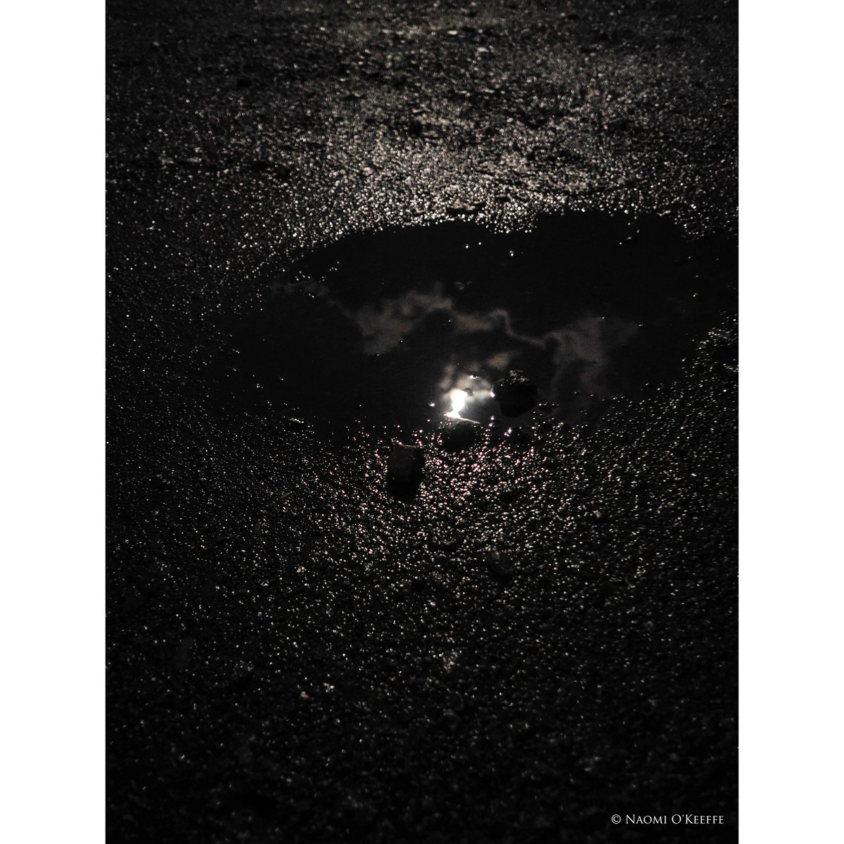 Shorty_OK's tweet photo. 雨降り続き

夏の間
雨上がりでも
重たかった空気が

昨夜は雨が去って
すっと軽くなった

水溜まりの中の
月を覗いて

あちら側に
行ける夜があるかもしれないと

ぼんやりと思い出せない記憶や
失くしてしまったあれこれは
そんな穴に落ちてしまったに違いない https://t.co/OoFJ94h6VF