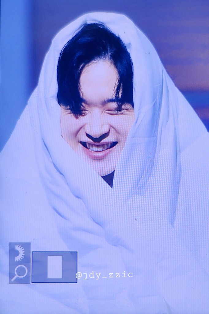 jdy_zzic's tweet photo. 240825 report of love 진짜 mz 그 잡채다 우리 배우는 팬미팅에서 포토타임 때 이불 뒤집어쓰기도 해준다 #장동윤 #장동윤_찍어요 https://t.co/OBeLXy74eN