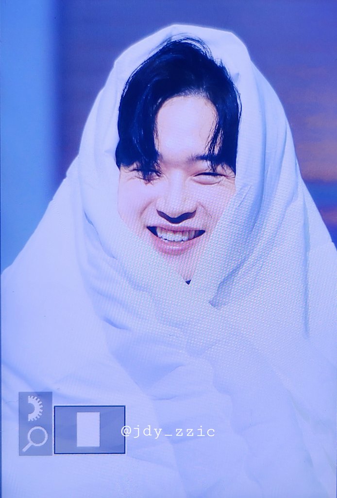 jdy_zzic's tweet photo. 240825 report of love 진짜 mz 그 잡채다 우리 배우는 팬미팅에서 포토타임 때 이불 뒤집어쓰기도 해준다 #장동윤 #장동윤_찍어요 https://t.co/OBeLXy74eN