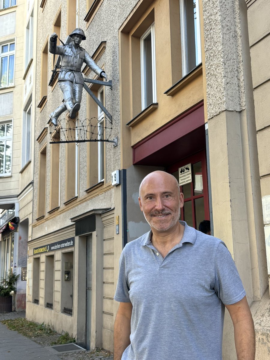Ver en persona alguno de los 75 túneles excavados bajo el Muro de Berlín para intentar escapar es una experiencia muy recomendable para entender la desesperación de aquellas familias separadas por la Alemania nazi. berliner-unterwelten.de/es/index.html