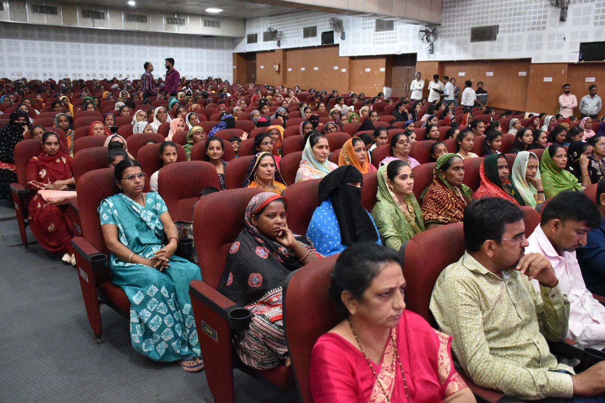 ઉક્ત કાર્યક્રમમાં સ્વસહાય જૂથોને રિવોલ્વીંગ ફંડ, કલસ્ટર લેવલ ફેડરેશનને કોમ્યુનિટી ઇન્વેસ્ટમેન્ટ ફંડ ફાળવણીના મંજૂરી પત્રો તથા કૅશ ક્રેડિટ લોનના ચેકોનું વિતરણ તથા શ્રેષ્ઠ બેંક સખી, કૃષિ સખી તથા લખપતિ દીદીને સન્માનપત્રો આપીને બહુમાન કરવામાં આવ્યું.
<a href="/CMOGuj/">CMO Gujarat</a> <a href="/RuralGujarat/">RuralGujarat</a>