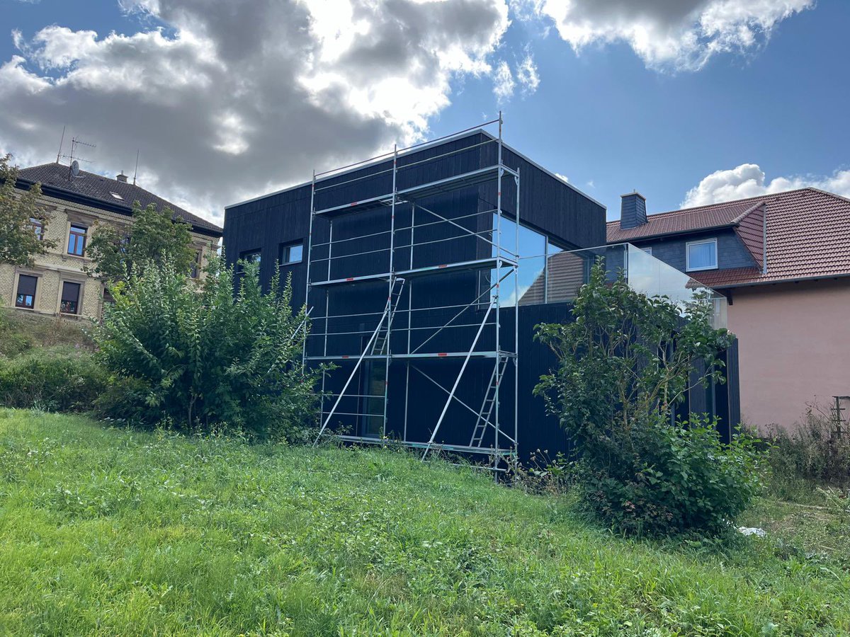 mandahaus's tweet photo. Die #finale Überarbeitung der #Aussenhülle bzw. #Gebäudefassade hat begonnen.

Dabei werden letzte Farbstörungen aus der #Bauphase an der #hinterlüfteten Gebäudeverlattung ausgebessert.

#MANDAHAUS #deluxe in der #GemeindeWolfsheim https://t.co/JySDnp4CU1