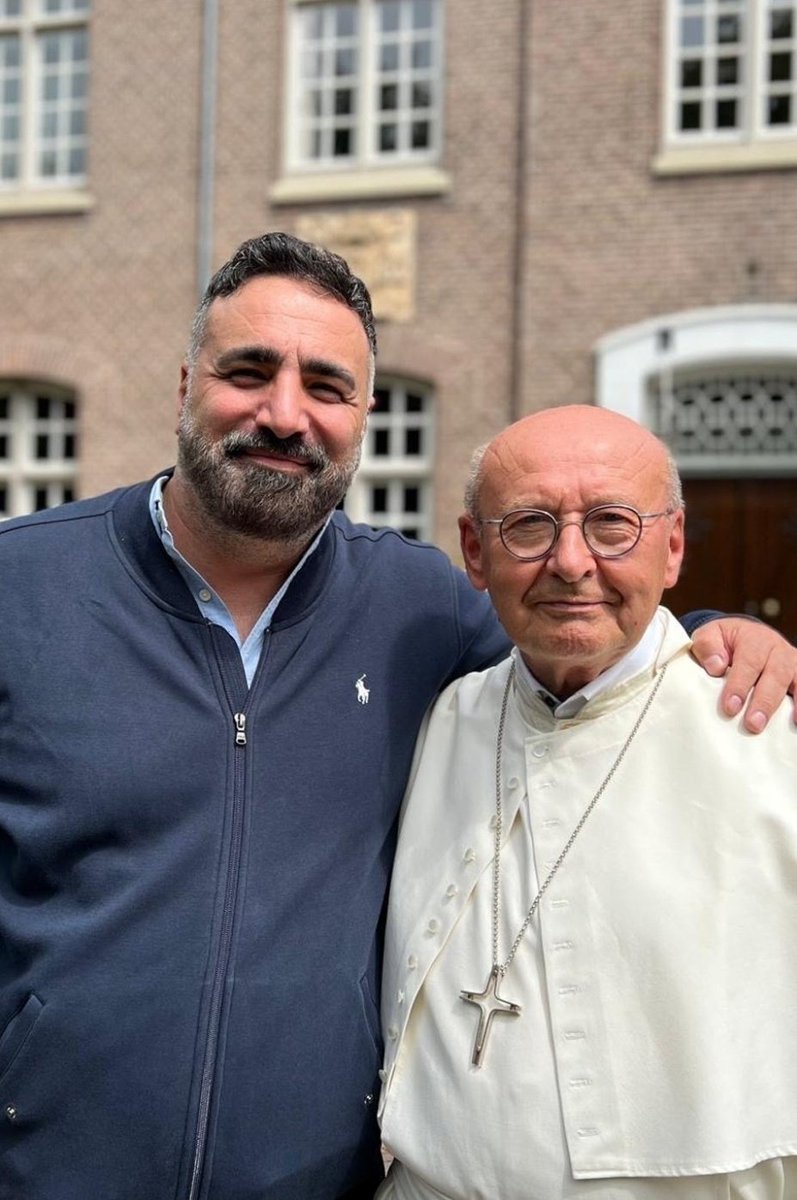 #Kloostergasten teruggekeken met @sinancan77
Mooie gesprekken over het leven, over de toekomst, over wat is er na de dood. 
Hij neemt afscheid met dit citaat:
'Ik behoor geen enkele religie toe. Mijn religie is de religie van de liefde. En elk hart is een tempel. Rumi'
Mooi 🧡