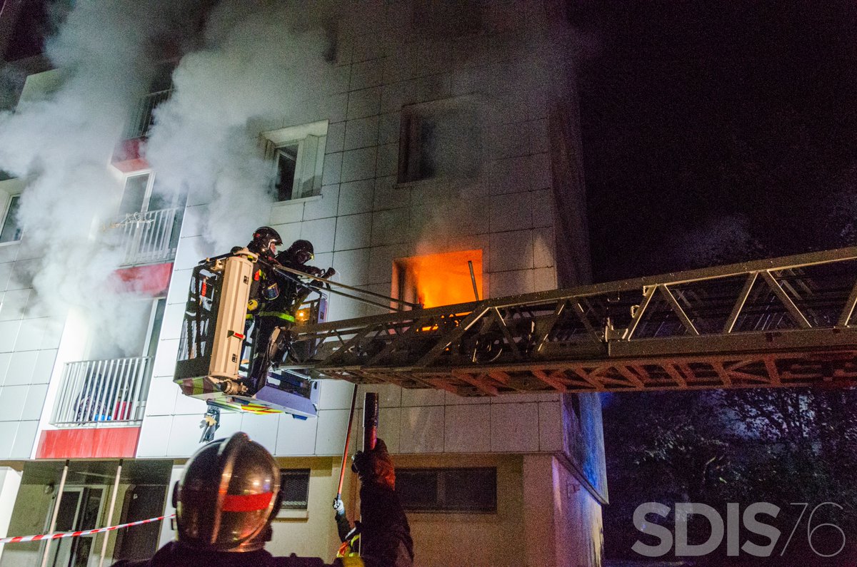 #Intervention 🔥

↪️ Les sapeurs-pompiers du #Sdis76 sont  intervenus cette nuit à #Yvetot pour un feu dans un appartement. 

46 sapeurs-pompiers sont intervenus pour venir à bout de l'incendie.

2 blessés légers ont été transportés au centre hospitalier.

📸 T. HAUGUEL / ERI