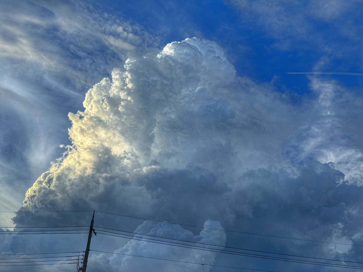 smctakumar's tweet photo. 先ほどと昨日の☁️なんだか凄い積乱雲。
台風の影響でしょうか…
１枚目の右上に✈️あります。
２枚目は加古川バイパス
#積乱雲 https://t.co/xkqwbMcITs