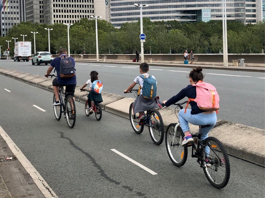 En París es cada vez más normal ver familias yendo en bici. En Madrid los obligamos a ir en coche en nombre de la libertad. Libertad para ir en coche o en coche.