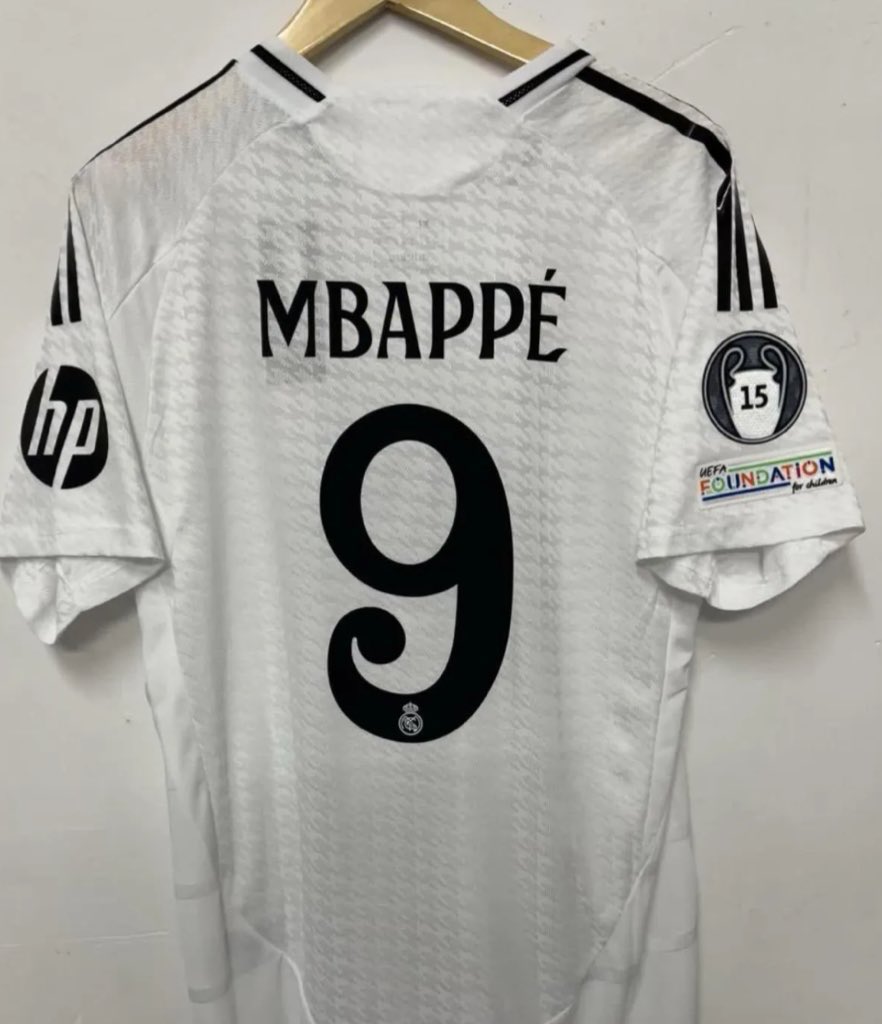 DanikRM_'s tweet image. 🚨🤍 Si Kylian Mbappé marca gol en su debut en el Bernabéu sortearemos su camiseta entre todos los que:

- Den RT a este tweet 
- Sigan a @Ctinfo_17 y a mi
- Mencionen a un amigo/a

🍀 Mucha suerte!!