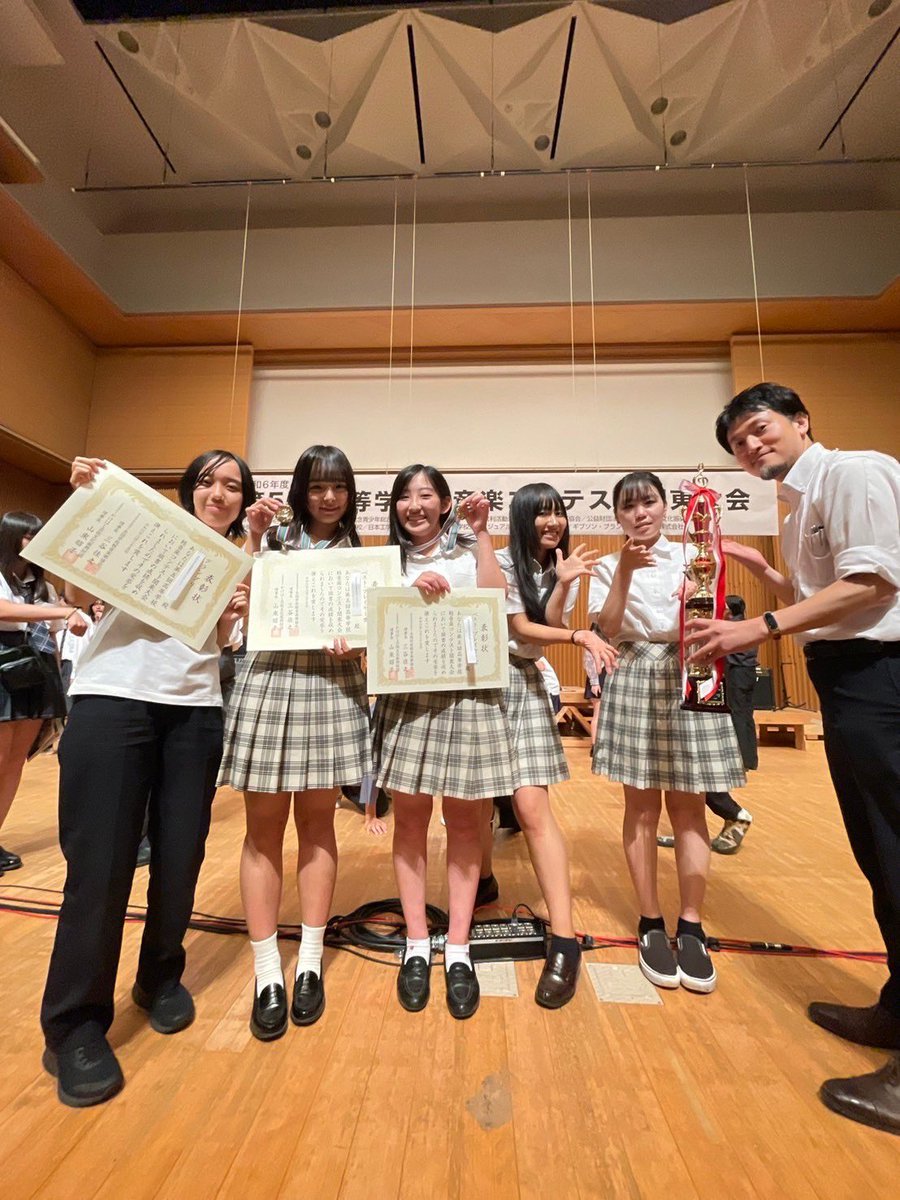 _yojisho_o's tweet photo. 【朗報】

第5回高等軽音楽コンテスト関東大会にてヨジショウが"グランプリ"を受賞しました🥇🏆

並びに、メンバーの2人が
・ベストボーカリスト賞
・ベストギタリスト賞
をそれぞれ受賞しました！🏅

ヨジショウ最後の公式大会となる場でこのような成績を残せたこと本当に嬉しいですありがとうござい https://t.co/FKH9hbE8Ct
