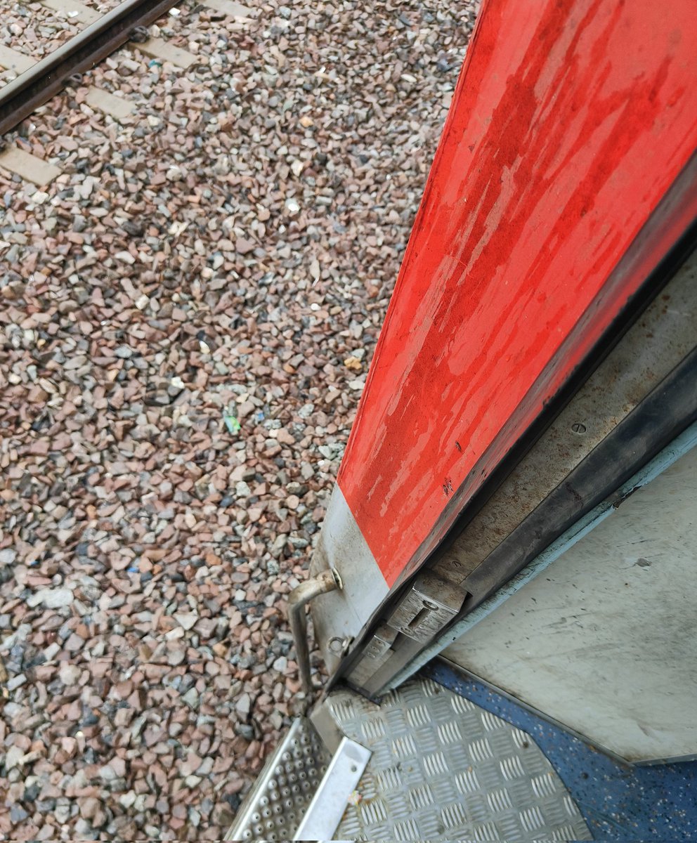 krchitresh143's tweet photo. @RailMinIndia @RailwaySeva @PMOIndia  Please check. Passangers safety at Risk as this can break and come under the wheels of speeding train. https://t.co/95SNe4euMl