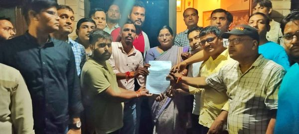 RajniTiwari_'s tweet photo. जनपद हरदोई में बेसिक शिक्षा परिषद के विद्यालयों में कार्यरत सहायक अध्यापकों ने मेरे हरदोई आवास 'इन्द्रप्रस्थ' पर भेंटकर अपनी समस्याओं से अवगत कराया व मांगपत्र प्रस्तुत किया। 
@BJP4India @narendramodi @AmitShah @JPNadda @BJP4UP @myogiadityanath https://t.co/xGljbh802m
