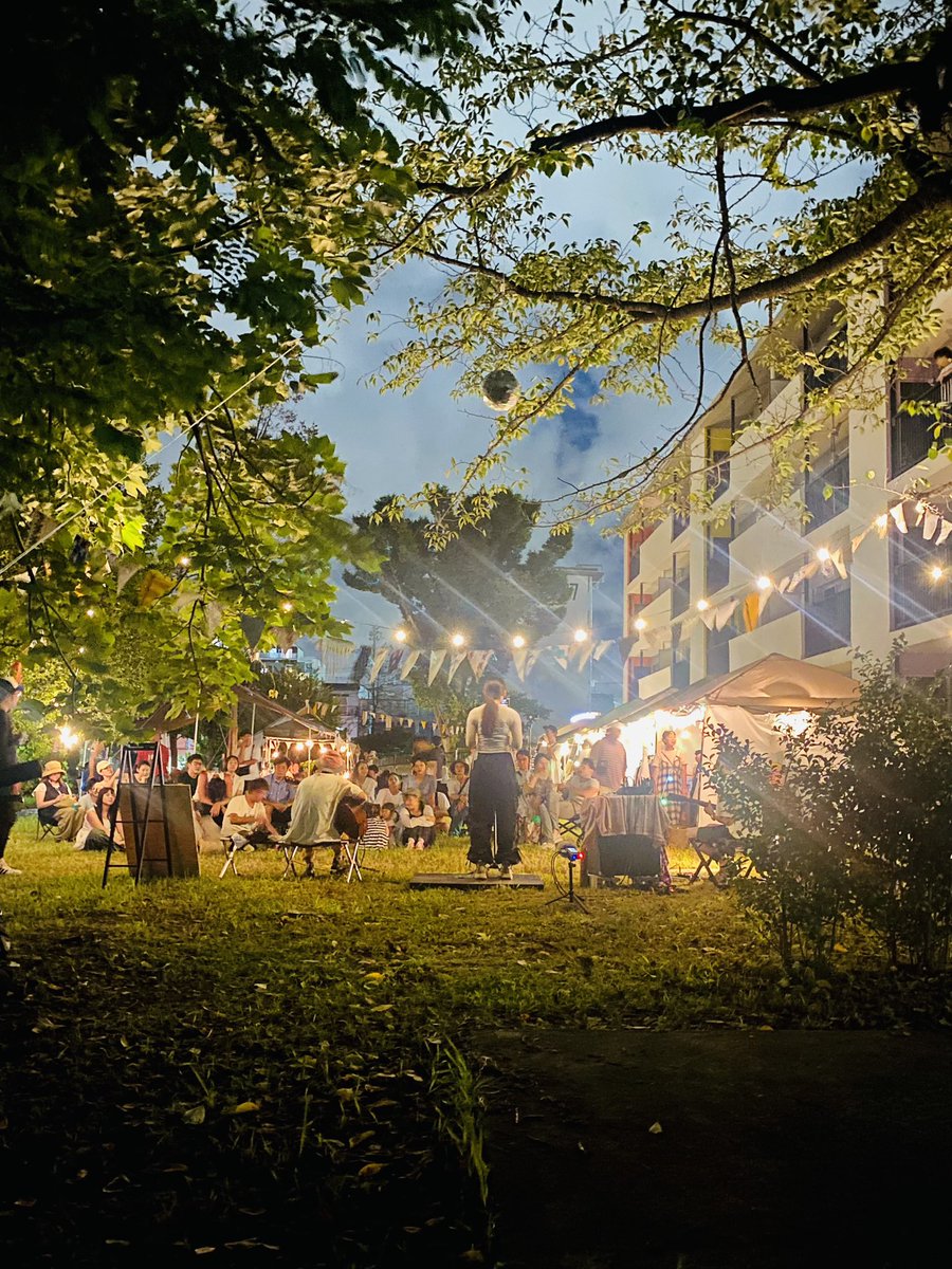 日曜の夜。帰ってきたら団地がフェス会場に…素敵すぎる。久しぶりにご近所さんや懐かしい方々と話したり、音楽聴きながらゆったり。1週間の疲れが吹っ飛ぶ。改めて不思議な団地。

#いろどりの杜