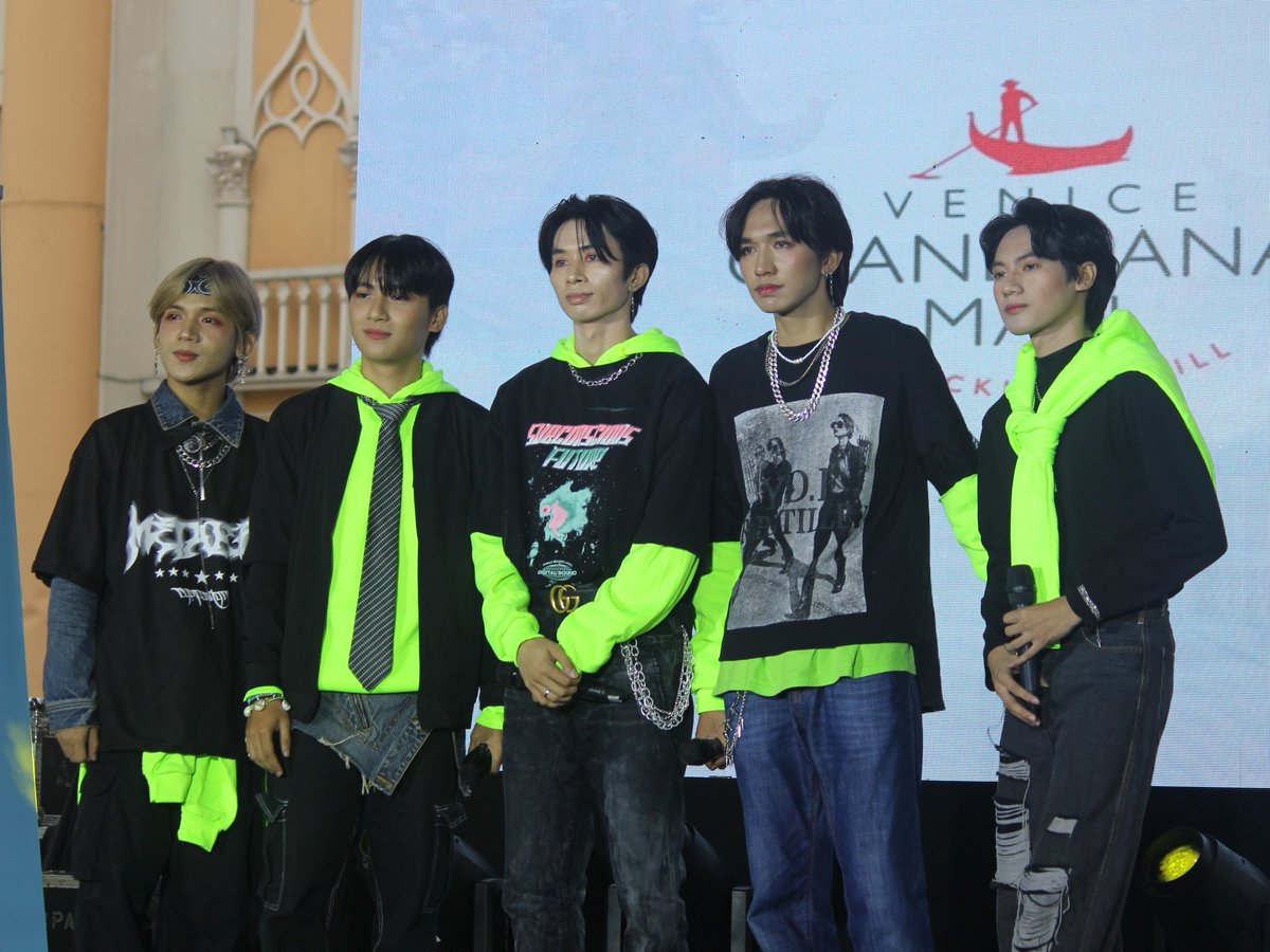 soulzofficial__'s tweet photo. Check out some stage photos of GenZix from their performance at the Asian Wave Experience on August 24, 2024, at the Venice Grand Canal Mall!
#AsianWaveExperience
#GenZix @GenZixOfficial
#LSSbyGenZix #SalarinbyGenZix https://t.co/HyanPkuZAn