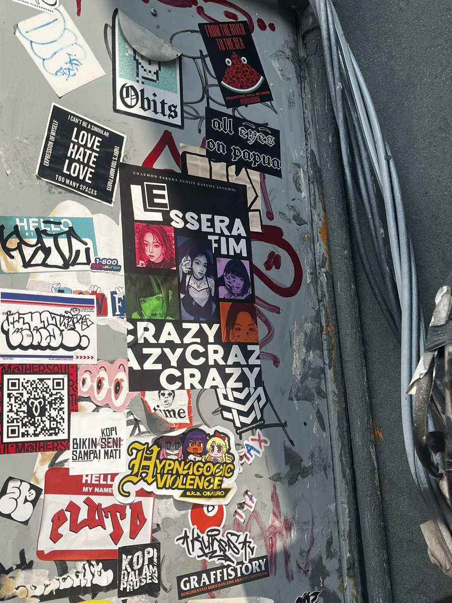 kkuraharu's tweet image. Me and the posters I created for upcoming CRAZY comeback ⚡️

To all FEARNOTs around South Jakarta, spot our “SPOTTING THE CRAZY” posters around Blok M Square area starting today⚡️‼️

#LE_SSERAFIM_CRAZY #LE_SSERAFIM #르세라핌 
#FearnotID #SpottingTheCrazy