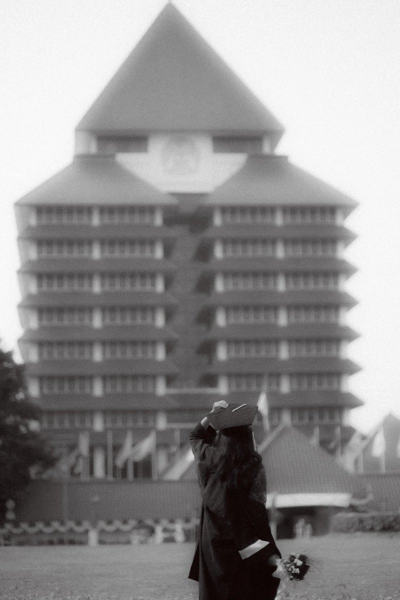 Metaforet's tweet photo. Graduated todaaaay! ♥️ https://t.co/akhhFov4YJ
