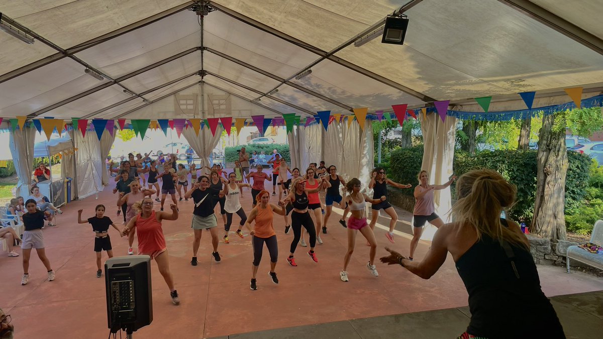 avvlavalldan's tweet photo. Dissabte de festa major més mogut que mai. Classe mestra de Zumba amb Rosa Romera on junts vam fer ballar la Plaça Major. 🎶💃🏻🕺🏻

#festamajorlavalldan #lavalldan2024 https://t.co/DiNBbDKaUc