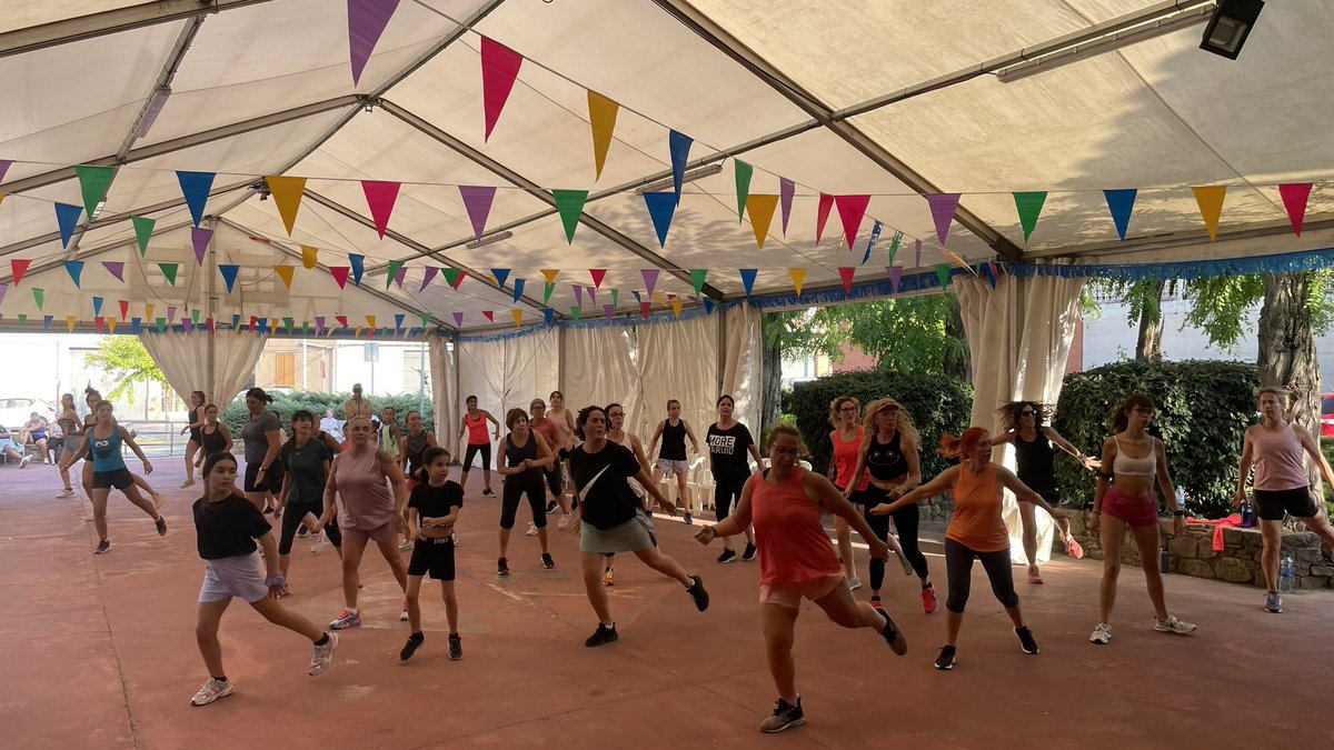 avvlavalldan's tweet photo. Dissabte de festa major més mogut que mai. Classe mestra de Zumba amb Rosa Romera on junts vam fer ballar la Plaça Major. 🎶💃🏻🕺🏻

#festamajorlavalldan #lavalldan2024 https://t.co/DiNBbDKaUc