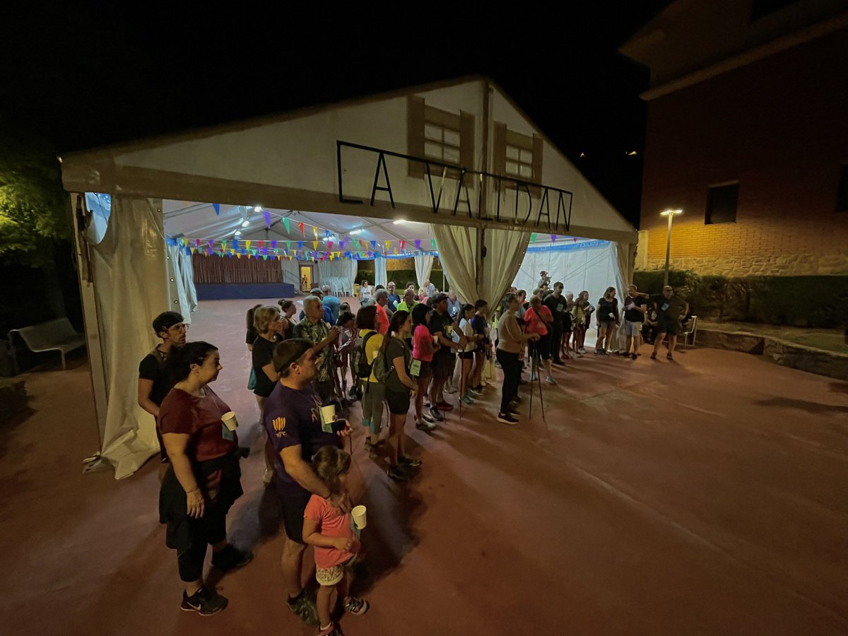 avvlavalldan's tweet photo. Per acabar el dia i no perdre la tradició, XXVII caminada nocturna de La Valldan on una setantena de participants van il·luminar els nostres camins. 🏃🏽‍♂️🏃🏼‍♀️⛰️💚

#fastamajorlavalldan #lavalldan2024 https://t.co/ZqIjhEbxFa