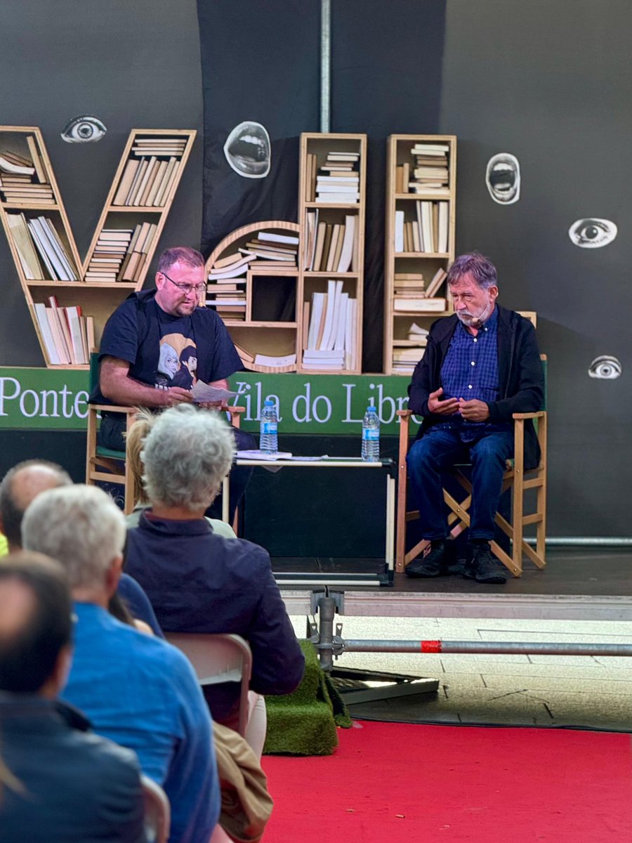 ViladoLibro's tweet photo. Os libros da vida de @SusodeToro1 na #ViladoLibro #Pontedeume 

Un percorrido literario que encheu as rúas para escoitar ao escritor, xunto con Nicolás Vidal. 

#SusoDeToro #Libro #Galicia https://t.co/hHBBggfXQ5