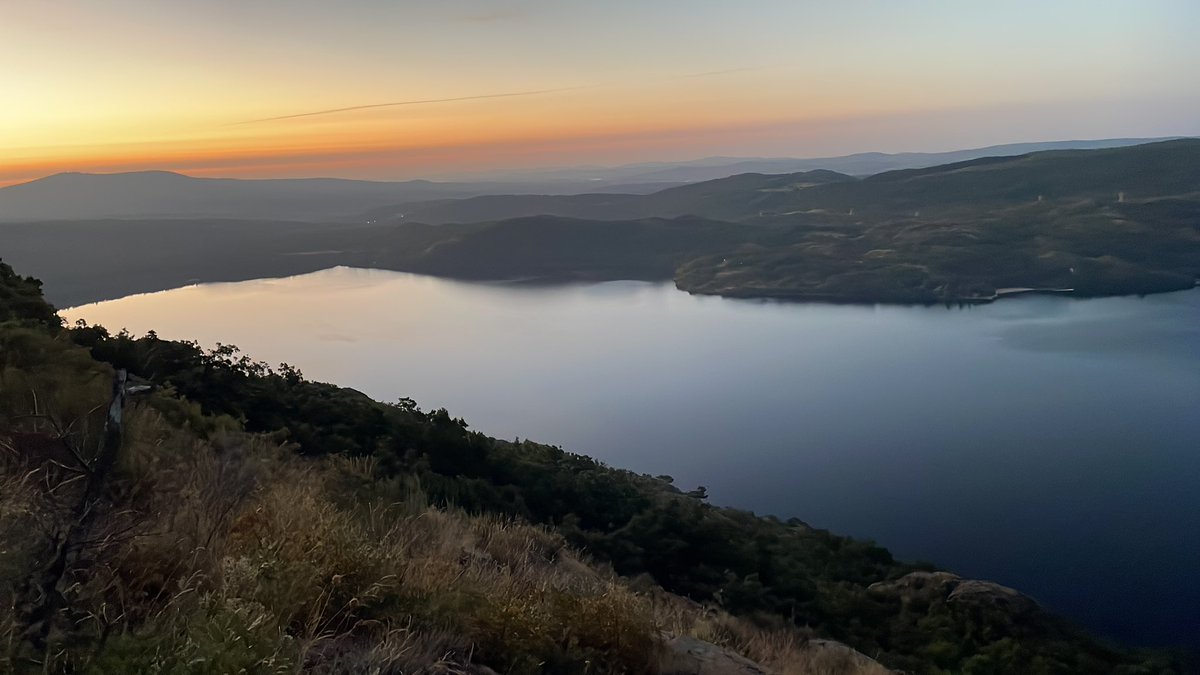 javiriegof's tweet photo. Te levantas a las 6:00, desayunas, frontal en la cabeza y de repente….ves esto!!!!
#TrailRuning territorio @UltraSanabria
@ZamoraTrailAMZ https://t.co/54XY1VbqnA