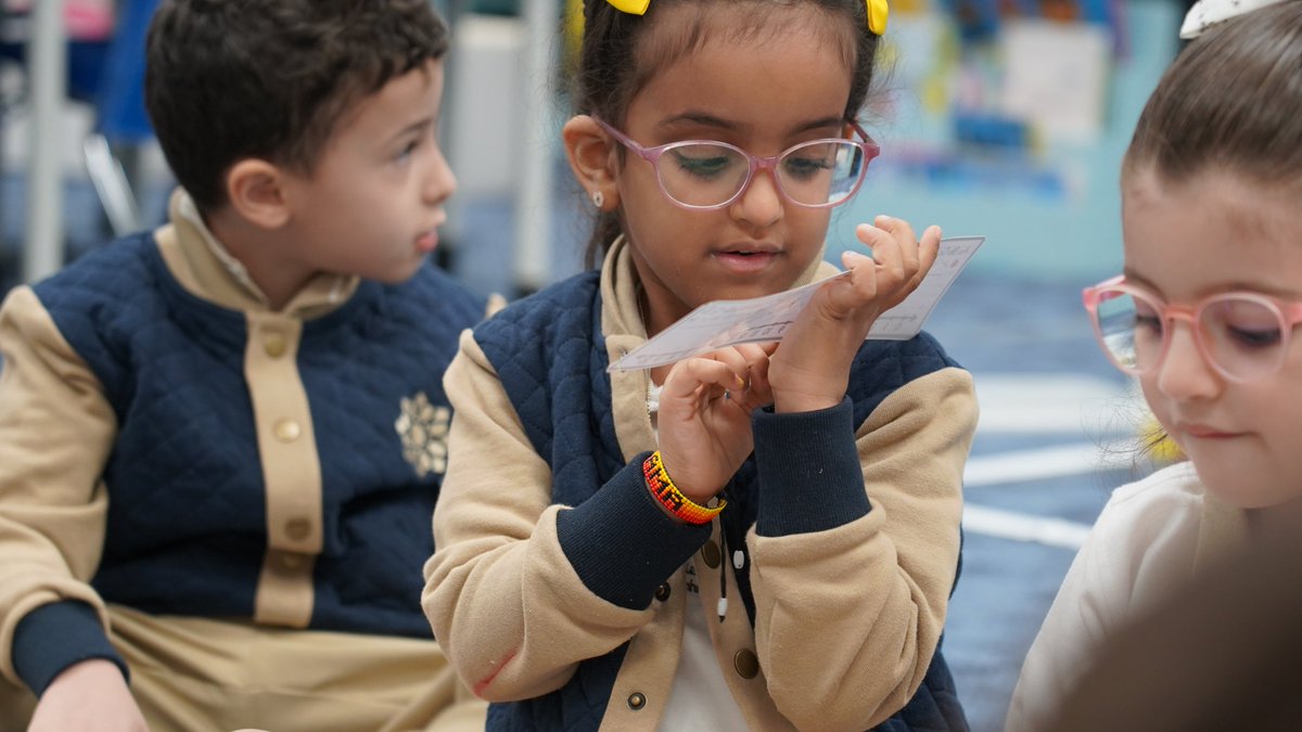 DAS_Schools's tweet photo. في برنامج السنوات الابتدائية #PYP تركز مرحلة رياض الأطفال على عدة محاور متجاوزة المواد،والتي توفر منهجًا لاستكشاف المعرفة كما يتم دمج أسئلة الأطفال في تخطيط البرنامج لجعلهم متعلمين مدى الحياة من خلال دمج التعلم القائم على اللعب،والتقصي، لإيجاد الدافع للتعلم في دروسهم اليومية https://t.co/wSDCRMUXsw