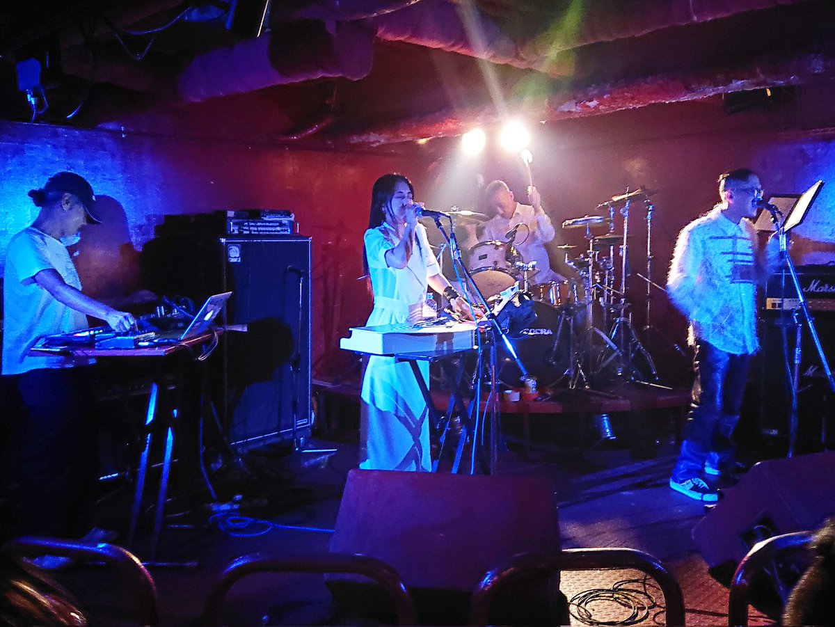AkiraUeda69's tweet photo. 2024.08.24
KING COBRA
対バンもお客さんも
40年来の付き合いの方がほとんどで
「同窓会みたいやね~」とか言ってたけど
単純に同窓会とは言えない
深い繋がりを感じました
お疲れ様でした
これからも楽しく演りましょう
#VexationSoul
#秋井仁
#Re_
#どろろ
↓↓↓ https://t.co/REe8EbkHmJ