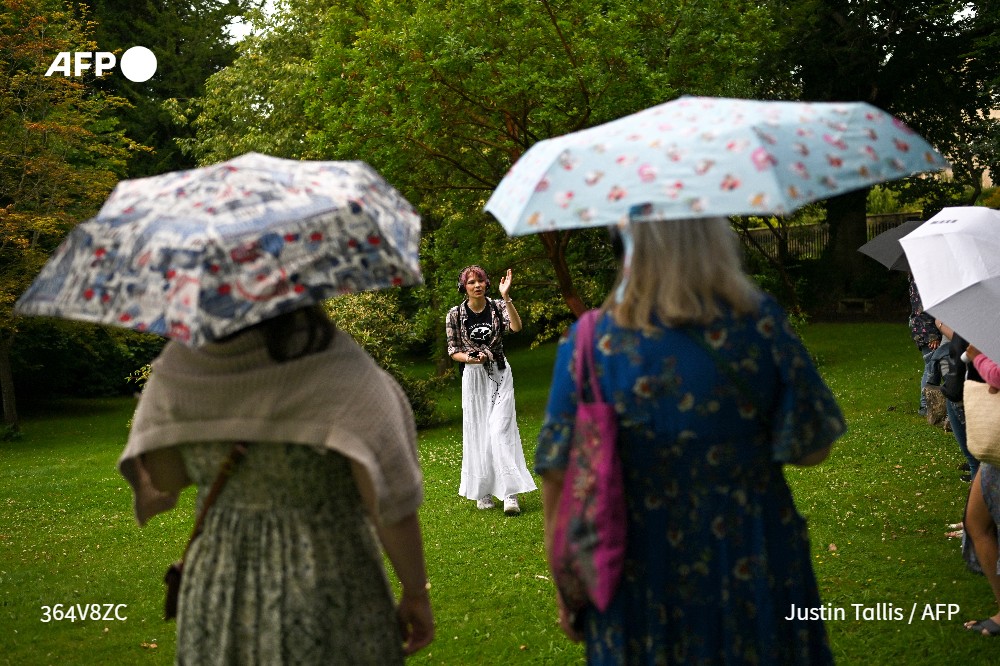 🇬🇧  👑 Avec Bridgerton", le Royaume-Uni parie sur le ciné-tourisme. Fin 2023, la série aux 300 millions de vues sur Netflix, avait déjà rapporté 5 millions de livres à l'économie grâce aux visiteurs britanniques et internationaux #AFP 

➡️ u.afp.com/5utg