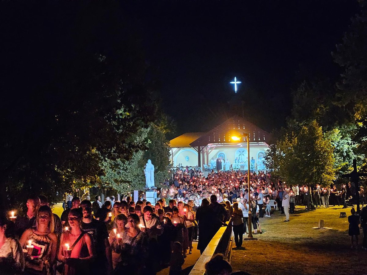 Mnoštvo vjernika sinoć i danas na Marijanskom svetištu Gospe od suza na Bunariću kraj Subotice došlo je hodočastiti. Poticajne riječi krčkog biskupa mons. Ivice Petanjaka ohrabrile su nas za još jači vjernički život i štovanje Marije!