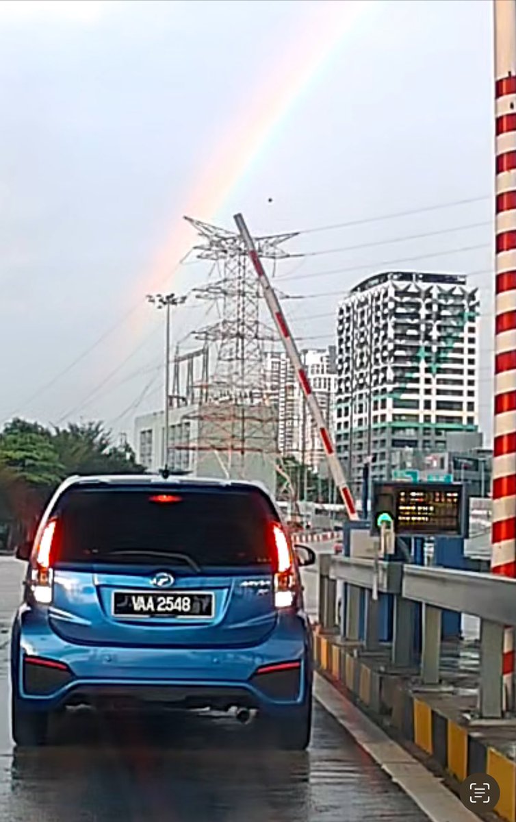 498nm's tweet photo. I wasn’t even going too close, but I hate it when these things happens. VAA 2548, I hope you had a great day because I paid for your tol fees. 

Lesson learned, never follow too close. Also, @AduanBesraya  please add more RFID lanes, and upgrade your system. https://t.co/ZkGDJcaZU2