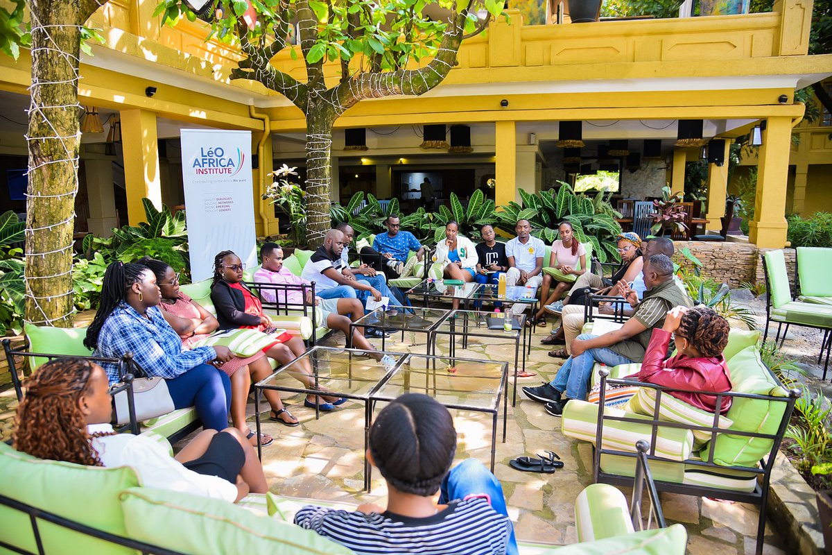 LeoAfricaInst's tweet photo. #HudumaFellows also held intimate conversations about work and life. They harnessed the depth of knowledge and diversity of professional expertise among themselves to discuss solutions to work-related challenges, build high-impact businesses, and live fulfilled lives. https://t.co/ztIORCpgoe