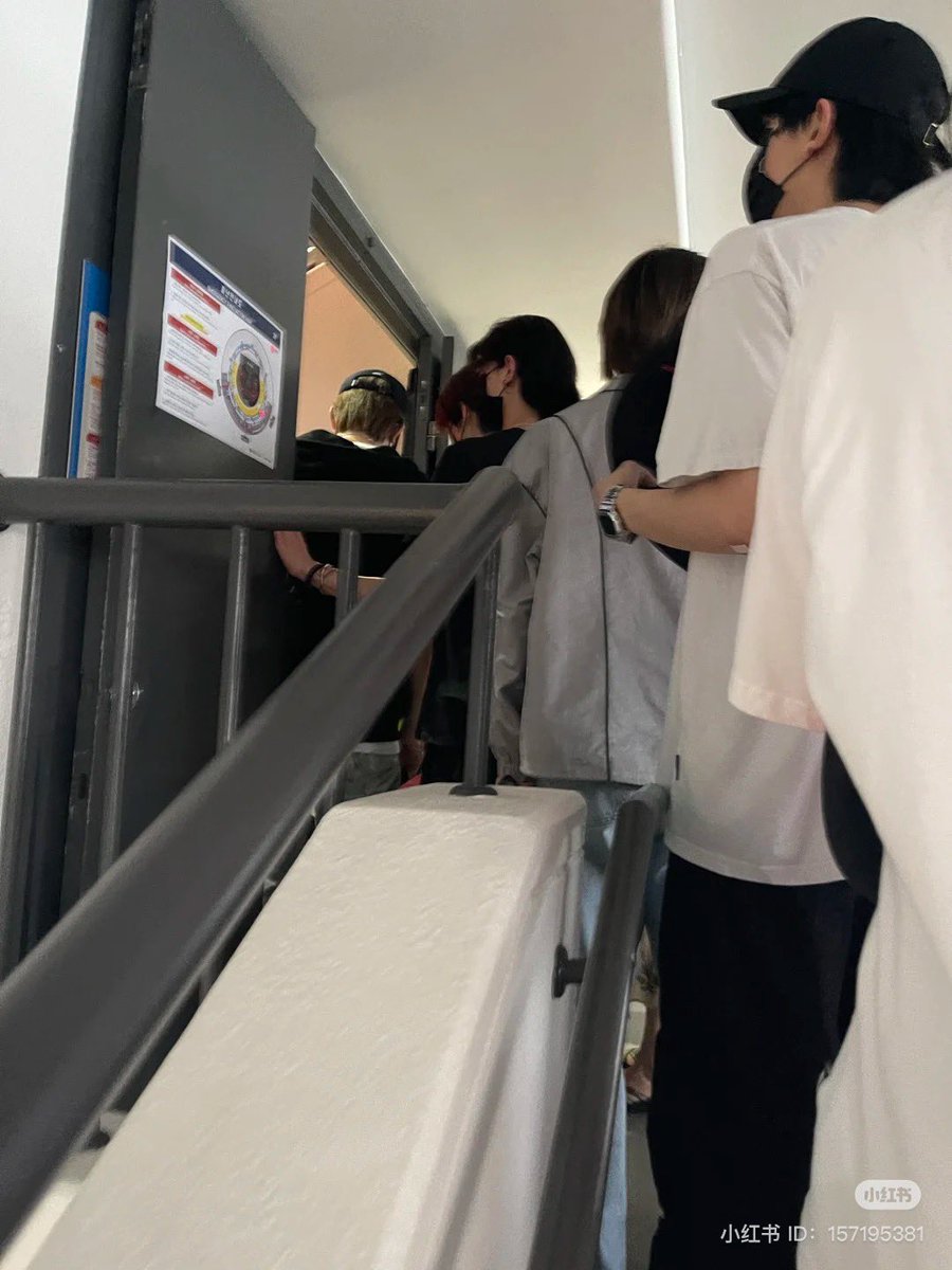 JYPE_TRAINEES's tweet photo. 🤳 240825 via 赵赵爱甜不吃苦
Taken photos of JYP male trainees at the Stray Kids’ ‘DominATE’ D-2 concert today.
According to the OP, these group of guys were wearing hats and masks but their eyes were really good to look at.
#JYPTRAINEES #JYP연습생 https://t.co/oKAy4XTtY1