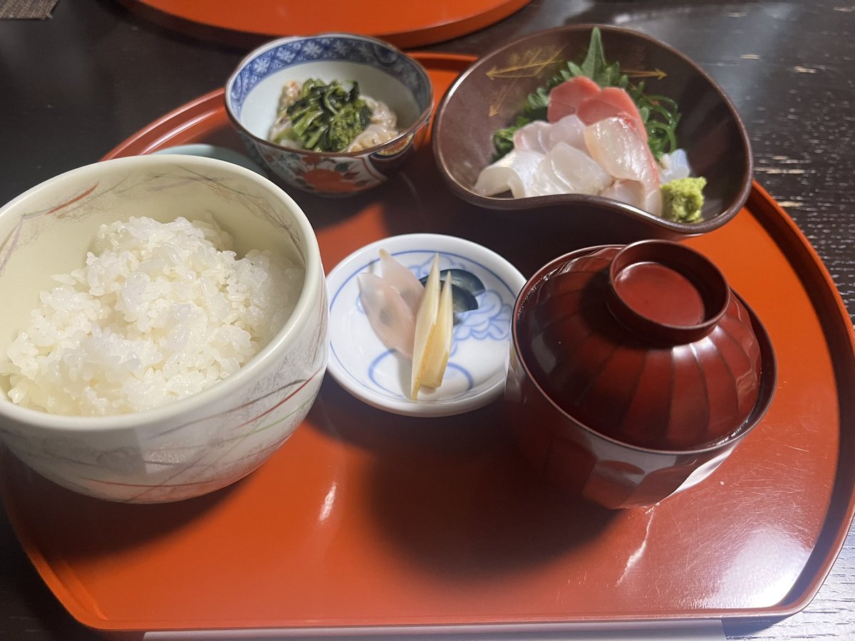 0CUTid7V0H10285's tweet photo. 定食食べてきたー https://t.co/3yevp3Lv9i