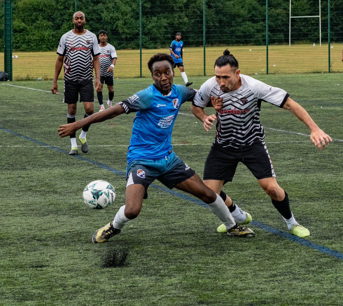 DagenhamUTD_FC's tweet photo. Few snaps from yesterdays pre season action against our good friends @SUMMERSAFC 

A very competitive game all round, Some real ballers in their side who could easily still be playing a very good level of non league football 👏🏼 

📸 @shearman_alan 

#UpTheDaggers ⚔️ https://t.co/3raX6u4myK