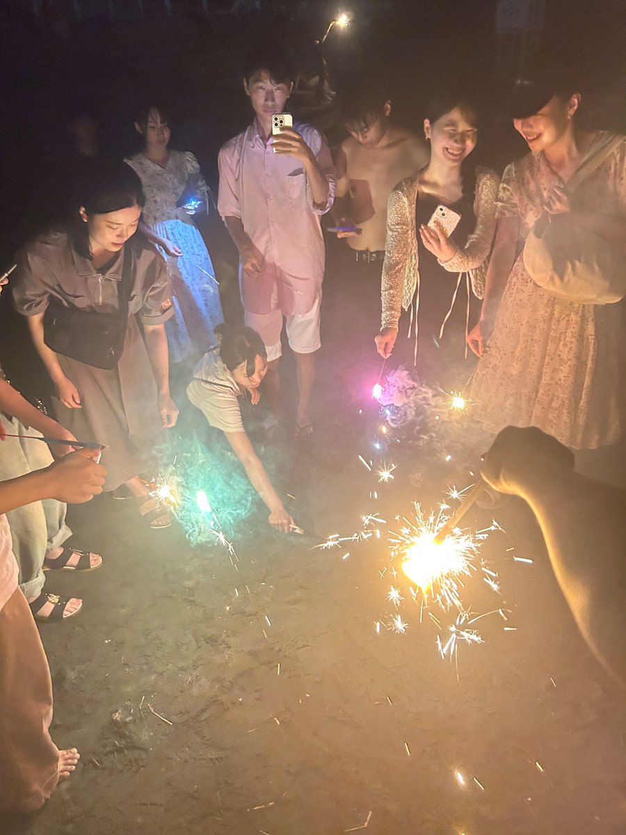 【大蔵杯🌊💕】
先日、部員みんなで江ノ島に行き交流を深める大蔵杯が開催されました✨
このイベントは、入部したてのキラキラ1年生が全てを企画してくれました🌸🌸
みんなで海に入ったり花火をして以前よりたくさん仲が深まりました♡♡
次は27日なら合宿が始まります‼️
みんなで頑張ろう❤️‍🔥❤️‍🔥