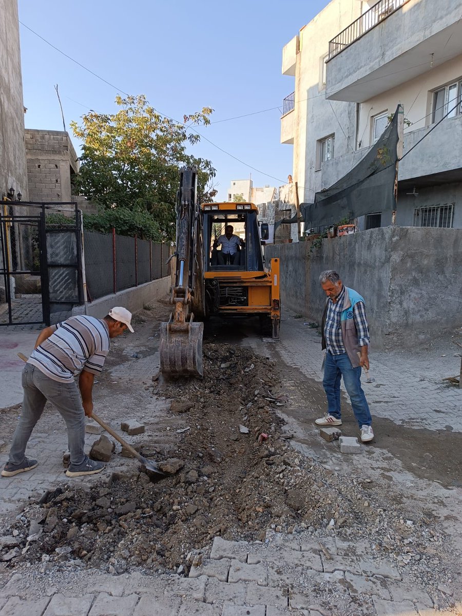 BozovaBelTr's tweet photo. Fen işleri ekibimiz hafta sonunda da yol yapım çalışmalarını sürdürüyor.Gölbaşı mahallemizde bozuk yollar kilitli taş döşenerek onarılıyor. https://t.co/khI4MyXz9a