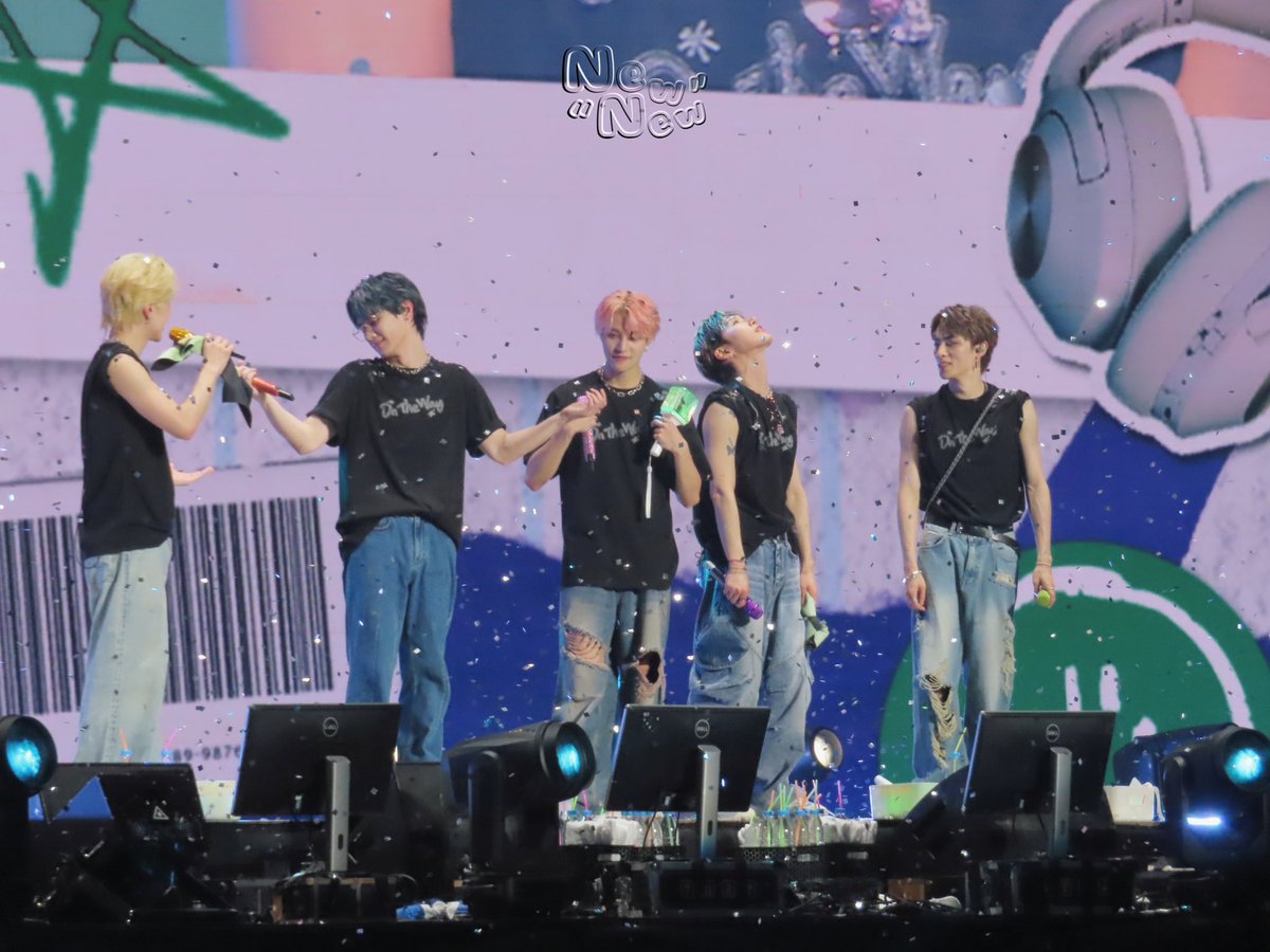 newnewhere1127's tweet photo. #WayV #WayV_ONTHEWay_CONCERT 
#KUN #TEN #XIAOJUN #HENDERY #YANGYANG 
240824 GuangZhou
以上是：威神V https://t.co/HRYWqDS0Ho