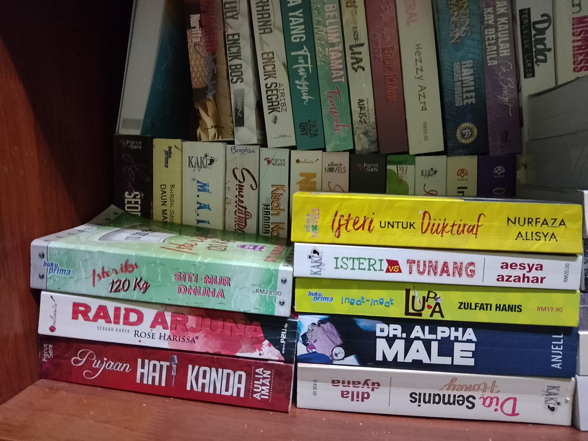 HanaHud's tweet photo. Hello! Please help RT heheh ‼️

I'm selling these novels for RM5 only each! All are in good conditions but if you want to have a closer look, can DM me okay 👍 https://t.co/cWkO4F5NvL