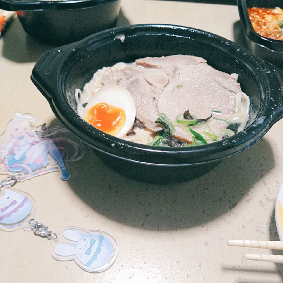 haruru765's tweet image. 中華屋さんの豚骨ラーメン！汁すいすいの独特な美味しさだったのです～　#夢宮ありす　#ますかれラーメン部