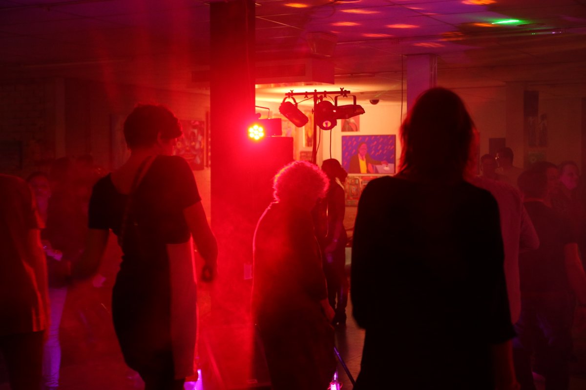 ✨ Ooit was Toko51 aan de West-Kruiskade dé intieme plek voor concerten waar opkomende artiesten hun passie deelden. We beleefden er onvergetelijke avonden vol muziek, kunst en creativiteit. Die mooie tijd koesteren we voor altijd! 🎶🎨