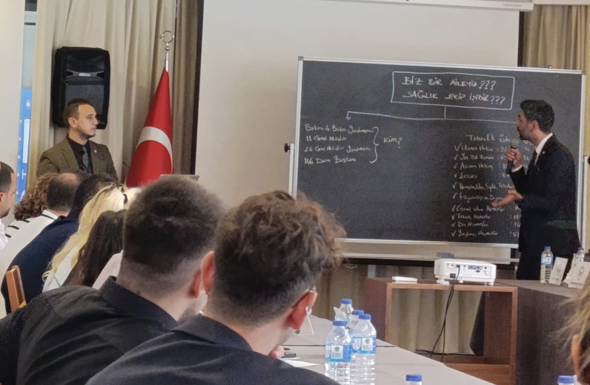 Sağlık Bakanı,
4 Bakan Yardımcıları,
11 Genel Müdür,
28 Genel Müdür Yardımcısı,
146 Daire Başkanı arasında bir tane:

Psikolog yok!
Hemşire yok!
Diyetisyen yok!
Fizyoterapist yok!
Ebeler yok!
Tekniker yok!

Olmadığın yerde sorun çözemezsiniz!

Var olmak için sağlık meslekleri