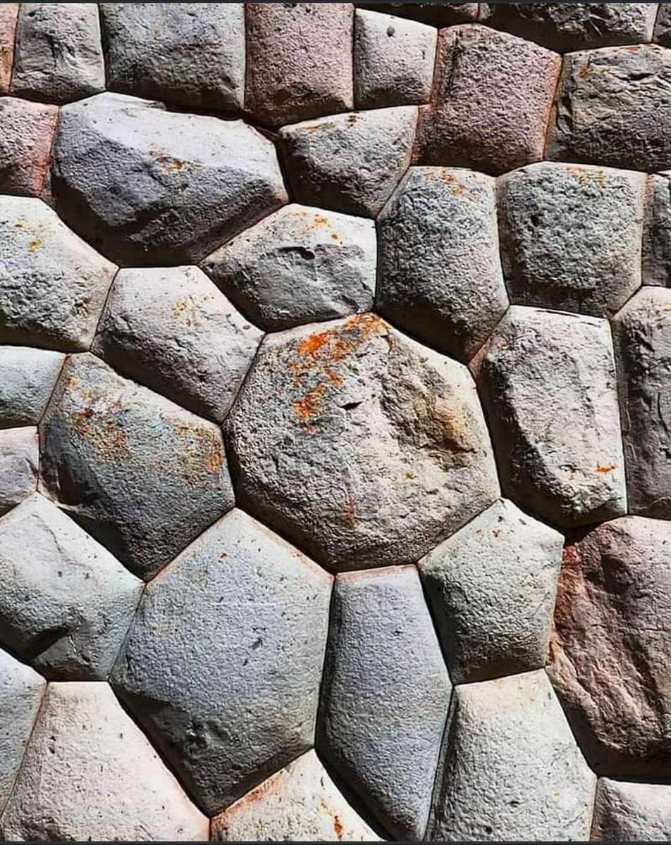 johnlopez2nd's tweet photo. The amazing stone masonry of Tarawasi, a remarkable ceremonial center that flourished under the illustrious reign of Inca Pachacuteq. Nestled in the Limatambo province of Peru, this ancient site stands as a testament to the ingenuity of ancient construction techniques... https://t.co/563A98S7wZ