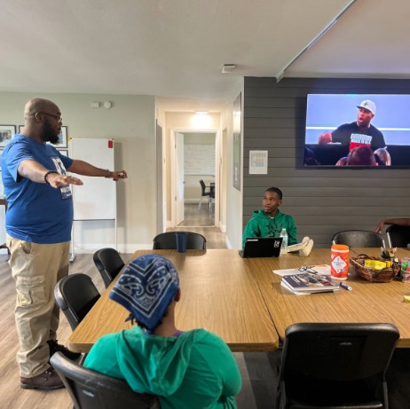 R3DevESL's tweet image. Every morning, we gather for our Morning Huddle—a powerful time dedicated to inspiring our students and igniting their passion for the future. 🚀📘 

#R3Development #MorningHuddle #StudentSuccess #CareerGoals #InspireDaily