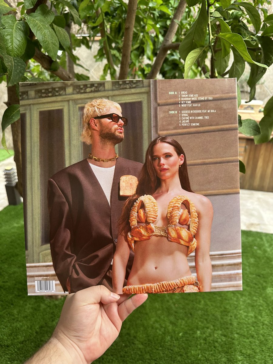 seergionm's tweet photo. I get off, you get out; I eat BREAD 🍞🥖🥨 @sofitukker in loveeee https://t.co/cGWVJMXtVr