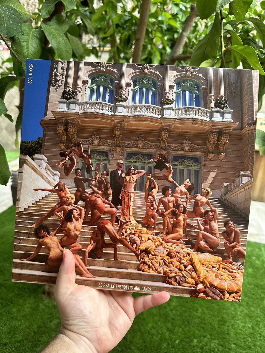 seergionm's tweet photo. I get off, you get out; I eat BREAD 🍞🥖🥨 @sofitukker in loveeee https://t.co/cGWVJMXtVr